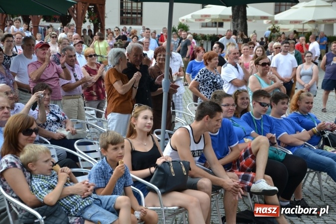 Zdjęcie w galerii na portalu naszraciborz.pl: Światowe Dni Młodzieży na Zamku Piastowskim w Raciborzu - koncertowały Armia Dzieci i Przecinek  wiadomości z regionu