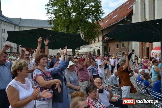 Zdjęcie w galerii na portalu naszraciborz.pl: Światowe Dni Młodzieży na Zamku Piastowskim w Raciborzu - koncertowały Armia Dzieci i Przecinek  wiadomości z regionu