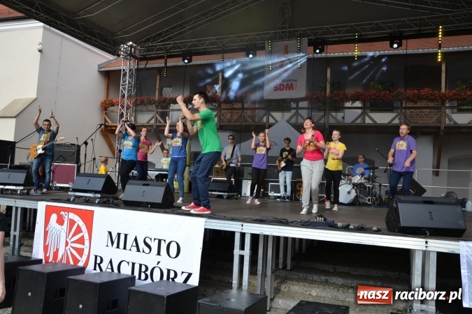 Zdjęcie w galerii na portalu naszraciborz.pl: Światowe Dni Młodzieży na Zamku Piastowskim w Raciborzu - koncertowały Armia Dzieci i Przecinek  wiadomości z regionu