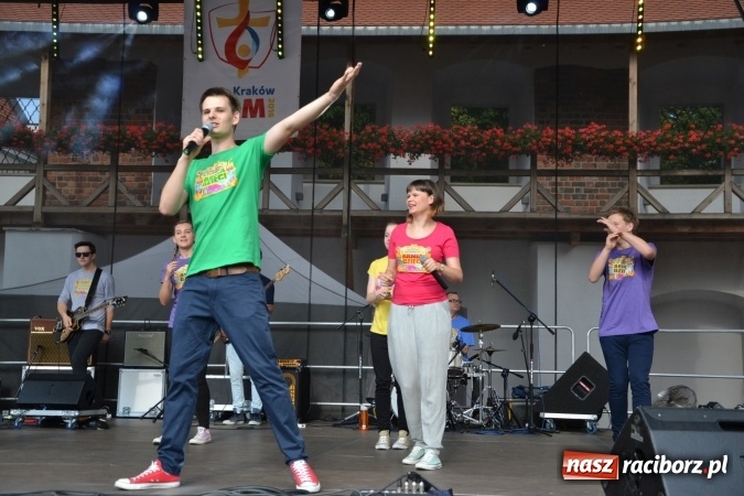 Zdjęcie w galerii na portalu naszraciborz.pl: Światowe Dni Młodzieży na Zamku Piastowskim w Raciborzu - koncertowały Armia Dzieci i Przecinek  wiadomości z regionu