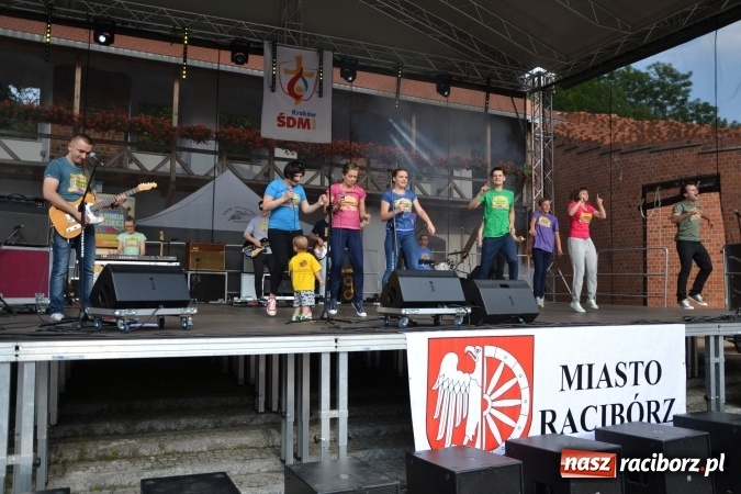 Zdjęcie w galerii na portalu naszraciborz.pl: Światowe Dni Młodzieży na Zamku Piastowskim w Raciborzu - koncertowały Armia Dzieci i Przecinek  wiadomości z regionu