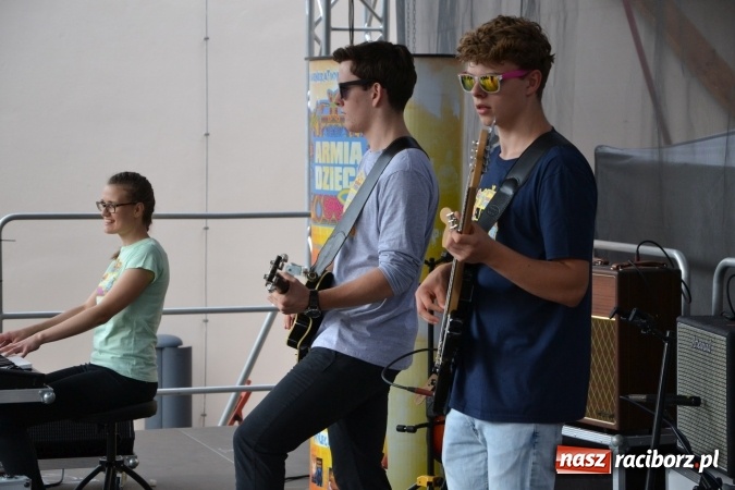 Zdjęcie w galerii na portalu naszraciborz.pl: Światowe Dni Młodzieży na Zamku Piastowskim w Raciborzu - koncertowały Armia Dzieci i Przecinek  wiadomości z regionu