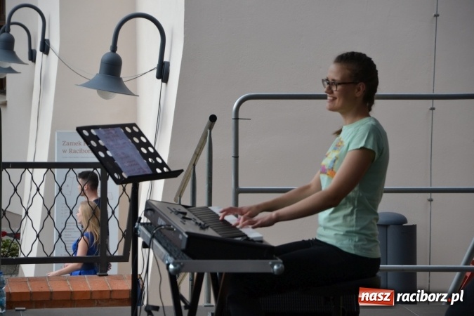 Zdjęcie w galerii na portalu naszraciborz.pl: Światowe Dni Młodzieży na Zamku Piastowskim w Raciborzu - koncertowały Armia Dzieci i Przecinek  wiadomości z regionu