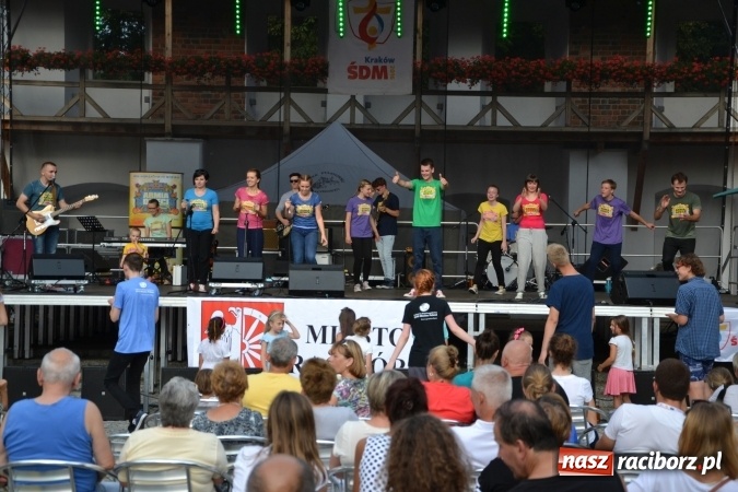 Zdjęcie w galerii na portalu naszraciborz.pl: Światowe Dni Młodzieży na Zamku Piastowskim w Raciborzu - koncertowały Armia Dzieci i Przecinek  wiadomości z regionu