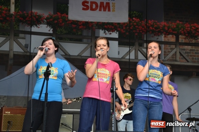 Zdjęcie w galerii na portalu naszraciborz.pl: Światowe Dni Młodzieży na Zamku Piastowskim w Raciborzu - koncertowały Armia Dzieci i Przecinek  wiadomości z regionu