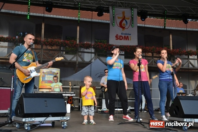 Zdjęcie w galerii na portalu naszraciborz.pl: Światowe Dni Młodzieży na Zamku Piastowskim w Raciborzu - koncertowały Armia Dzieci i Przecinek  wiadomości z regionu