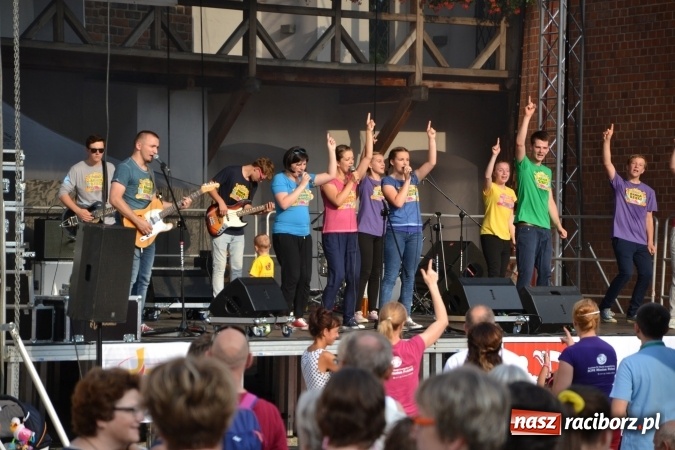 Zdjęcie w galerii na portalu naszraciborz.pl: Światowe Dni Młodzieży na Zamku Piastowskim w Raciborzu - koncertowały Armia Dzieci i Przecinek  wiadomości z regionu