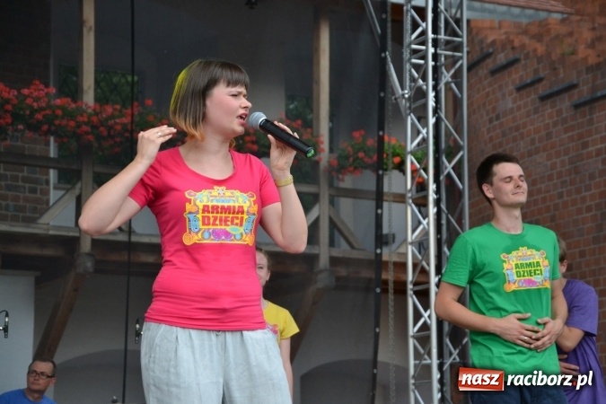Zdjęcie w galerii na portalu naszraciborz.pl: Światowe Dni Młodzieży na Zamku Piastowskim w Raciborzu - koncertowały Armia Dzieci i Przecinek  wiadomości z regionu