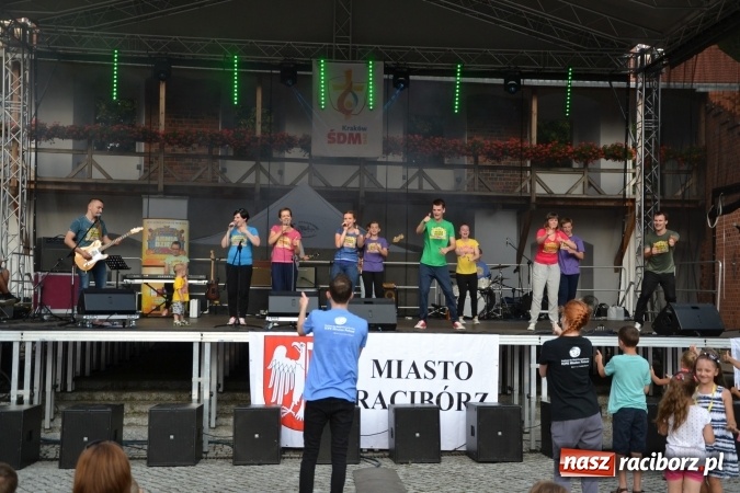 Zdjęcie w galerii na portalu naszraciborz.pl: Światowe Dni Młodzieży na Zamku Piastowskim w Raciborzu - koncertowały Armia Dzieci i Przecinek  wiadomości z regionu