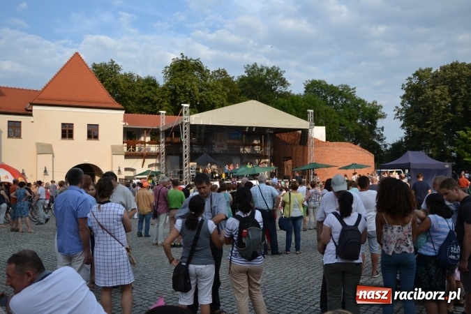 Zdjęcie w galerii na portalu naszraciborz.pl: Światowe Dni Młodzieży na Zamku Piastowskim w Raciborzu - koncertowały Armia Dzieci i Przecinek  wiadomości z regionu