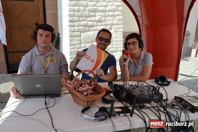 Zdjęcie w galerii na portalu naszraciborz.pl: Światowe Dni Młodzieży na Zamku Piastowskim w Raciborzu - koncertowały Armia Dzieci i Przecinek  wiadomości z regionu