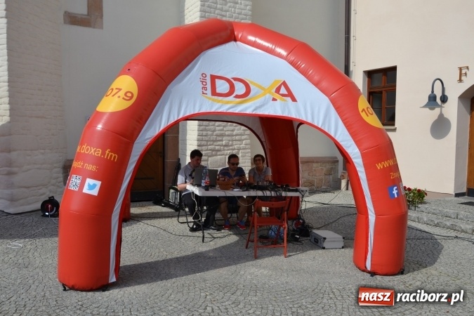 Zdjęcie w galerii na portalu naszraciborz.pl: Światowe Dni Młodzieży na Zamku Piastowskim w Raciborzu - koncertowały Armia Dzieci i Przecinek  wiadomości z regionu