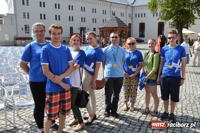 Zdjęcie w galerii na portalu naszraciborz.pl: Światowe Dni Młodzieży na Zamku Piastowskim w Raciborzu - koncertowały Armia Dzieci i Przecinek  wiadomości z regionu