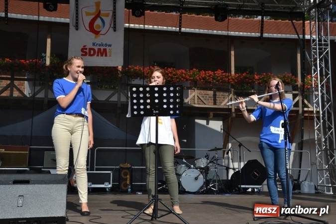 Zdjęcie w galerii na portalu naszraciborz.pl: Światowe Dni Młodzieży na Zamku Piastowskim w Raciborzu - koncertowały Armia Dzieci i Przecinek  wiadomości z regionu
