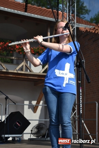 Zdjęcie w galerii na portalu naszraciborz.pl: Światowe Dni Młodzieży na Zamku Piastowskim w Raciborzu - koncertowały Armia Dzieci i Przecinek  wiadomości z regionu