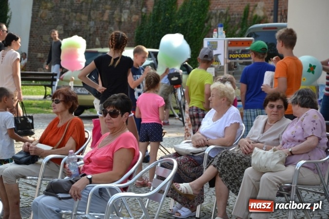 Zdjęcie w galerii na portalu naszraciborz.pl: Światowe Dni Młodzieży na Zamku Piastowskim w Raciborzu - koncertowały Armia Dzieci i Przecinek  wiadomości z regionu