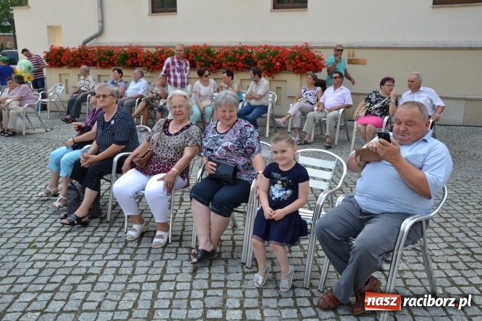 Zdjęcie w galerii na portalu naszraciborz.pl: Światowe Dni Młodzieży na Zamku Piastowskim w Raciborzu - koncertowały Armia Dzieci i Przecinek  wiadomości z regionu
