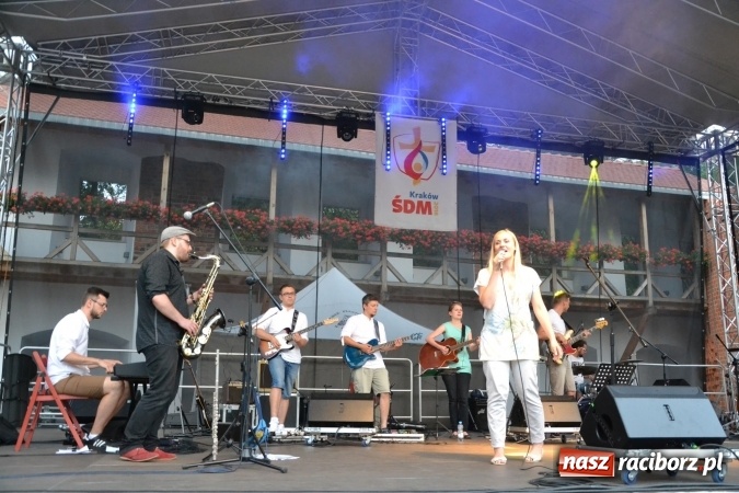 Zdjęcie w galerii na portalu naszraciborz.pl: Światowe Dni Młodzieży na Zamku Piastowskim w Raciborzu - koncertowały Armia Dzieci i Przecinek  wiadomości z regionu