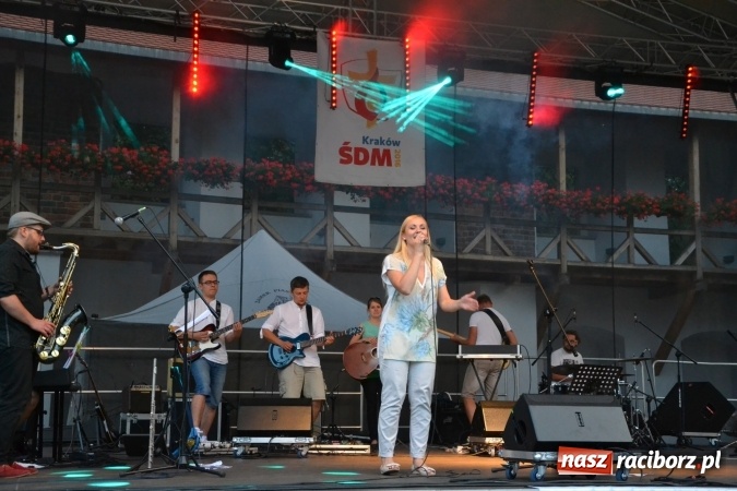 Zdjęcie w galerii na portalu naszraciborz.pl: Światowe Dni Młodzieży na Zamku Piastowskim w Raciborzu - koncertowały Armia Dzieci i Przecinek  wiadomości z regionu