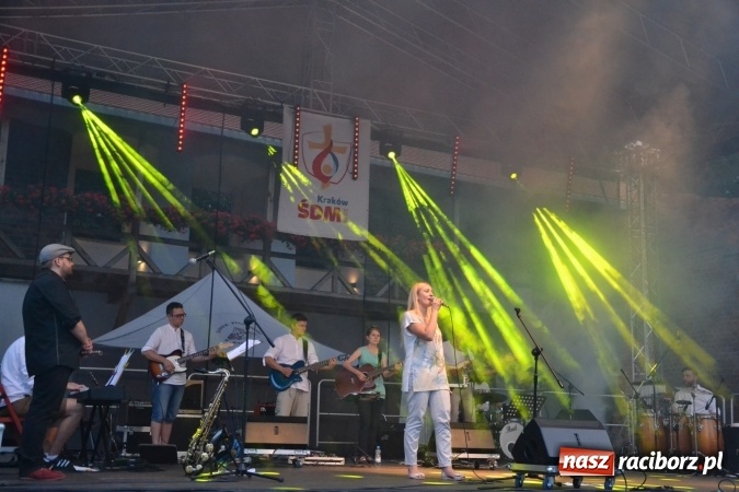 Zdjęcie w galerii na portalu naszraciborz.pl: Światowe Dni Młodzieży na Zamku Piastowskim w Raciborzu - koncertowały Armia Dzieci i Przecinek  wiadomości z regionu