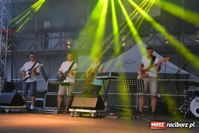 Zdjęcie w galerii na portalu naszraciborz.pl: Światowe Dni Młodzieży na Zamku Piastowskim w Raciborzu - koncertowały Armia Dzieci i Przecinek  wiadomości z regionu