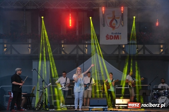 Zdjęcie w galerii na portalu naszraciborz.pl: Światowe Dni Młodzieży na Zamku Piastowskim w Raciborzu - koncertowały Armia Dzieci i Przecinek  wiadomości z regionu