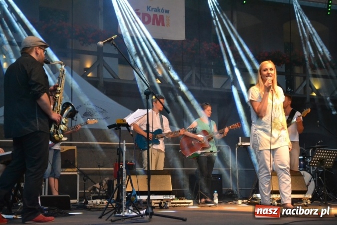 Zdjęcie w galerii na portalu naszraciborz.pl: Światowe Dni Młodzieży na Zamku Piastowskim w Raciborzu - koncertowały Armia Dzieci i Przecinek  wiadomości z regionu