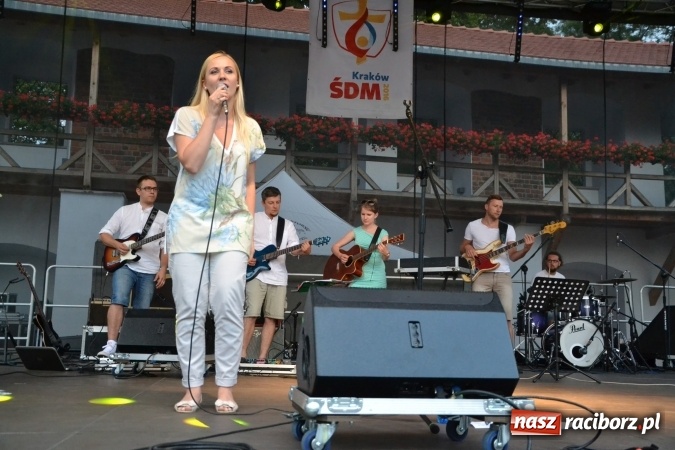 Zdjęcie w galerii na portalu naszraciborz.pl: Światowe Dni Młodzieży na Zamku Piastowskim w Raciborzu - koncertowały Armia Dzieci i Przecinek  wiadomości z regionu