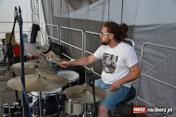 Zdjęcie w galerii na portalu naszraciborz.pl: Światowe Dni Młodzieży na Zamku Piastowskim w Raciborzu - koncertowały Armia Dzieci i Przecinek  wiadomości z regionu