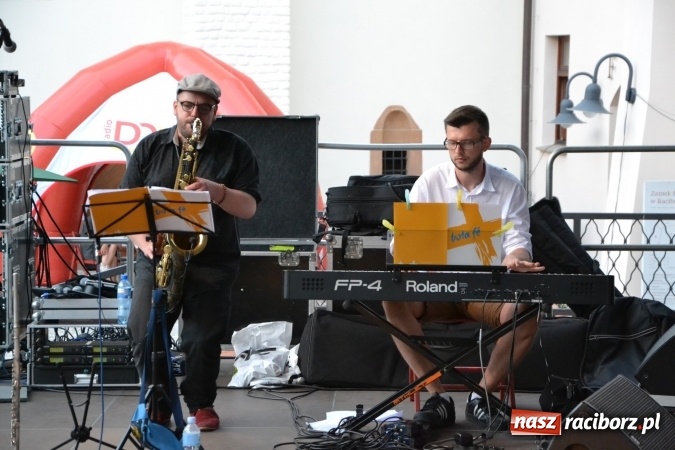 Zdjęcie w galerii na portalu naszraciborz.pl: Światowe Dni Młodzieży na Zamku Piastowskim w Raciborzu - koncertowały Armia Dzieci i Przecinek  wiadomości z regionu