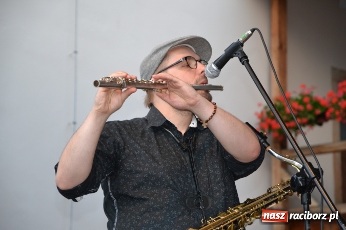 Zdjęcie w galerii na portalu naszraciborz.pl: Światowe Dni Młodzieży na Zamku Piastowskim w Raciborzu - koncertowały Armia Dzieci i Przecinek  wiadomości z regionu