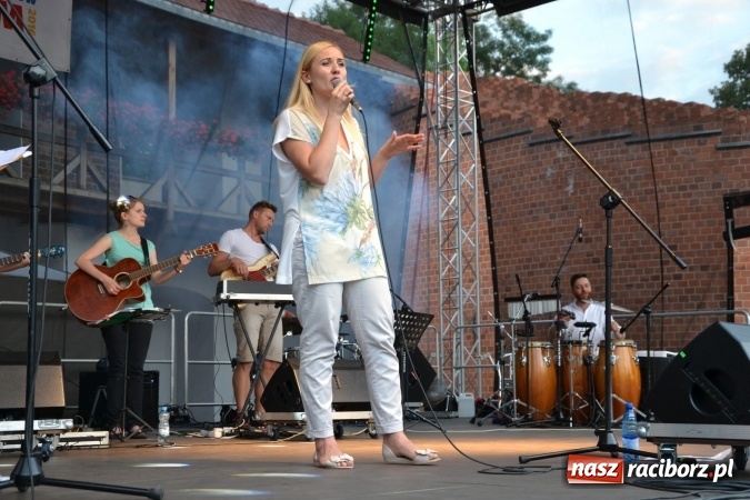 Zdjęcie w galerii na portalu naszraciborz.pl: Światowe Dni Młodzieży na Zamku Piastowskim w Raciborzu - koncertowały Armia Dzieci i Przecinek  wiadomości z regionu