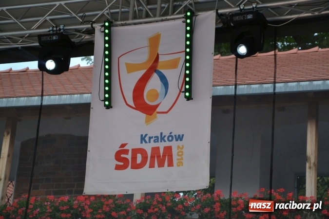 Zdjęcie w galerii na portalu naszraciborz.pl: Światowe Dni Młodzieży na Zamku Piastowskim w Raciborzu - koncertowały Armia Dzieci i Przecinek  wiadomości z regionu