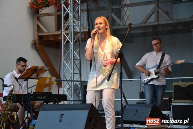 Zdjęcie w galerii na portalu naszraciborz.pl: Światowe Dni Młodzieży na Zamku Piastowskim w Raciborzu - koncertowały Armia Dzieci i Przecinek  wiadomości z regionu