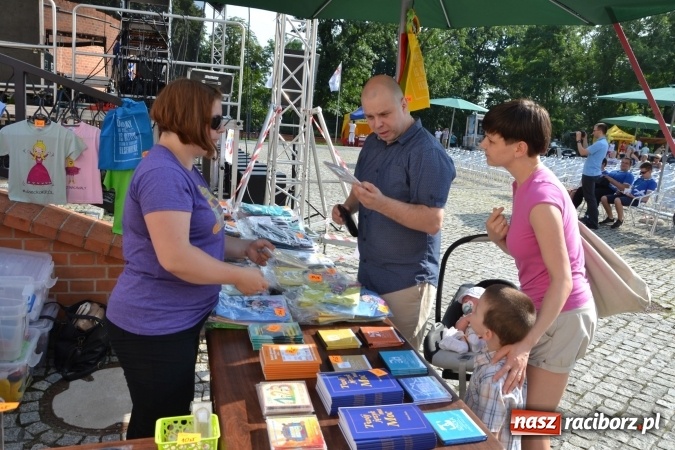 Zdjęcie w galerii na portalu naszraciborz.pl: Światowe Dni Młodzieży na Zamku Piastowskim w Raciborzu - koncertowały Armia Dzieci i Przecinek  wiadomości z regionu