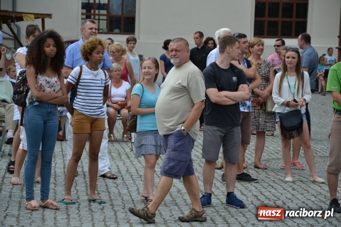 Zdjęcie w galerii na portalu naszraciborz.pl: Światowe Dni Młodzieży na Zamku Piastowskim w Raciborzu - koncertowały Armia Dzieci i Przecinek  wiadomości z regionu