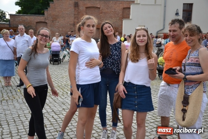 Zdjęcie w galerii na portalu naszraciborz.pl: Światowe Dni Młodzieży na Zamku Piastowskim w Raciborzu - koncertowały Armia Dzieci i Przecinek  wiadomości z regionu