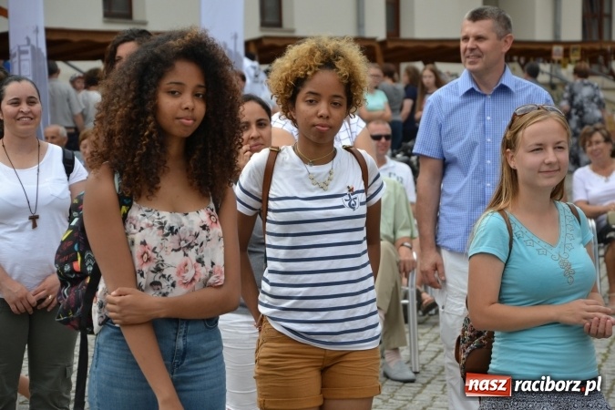 Zdjęcie w galerii na portalu naszraciborz.pl: Światowe Dni Młodzieży na Zamku Piastowskim w Raciborzu - koncertowały Armia Dzieci i Przecinek  wiadomości z regionu