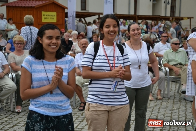 Zdjęcie w galerii na portalu naszraciborz.pl: Światowe Dni Młodzieży na Zamku Piastowskim w Raciborzu - koncertowały Armia Dzieci i Przecinek  wiadomości z regionu