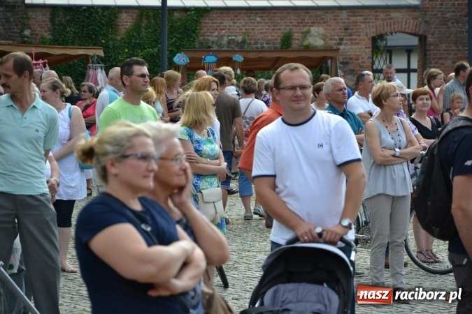 Zdjęcie w galerii na portalu naszraciborz.pl: Światowe Dni Młodzieży na Zamku Piastowskim w Raciborzu - koncertowały Armia Dzieci i Przecinek  wiadomości z regionu