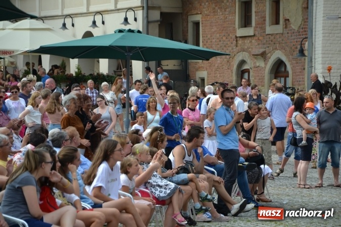 Zdjęcie w galerii na portalu naszraciborz.pl: Światowe Dni Młodzieży na Zamku Piastowskim w Raciborzu - koncertowały Armia Dzieci i Przecinek  wiadomości z regionu