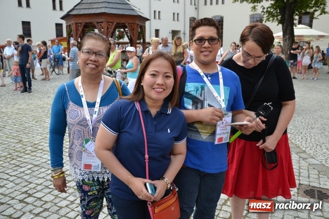 Zdjęcie w galerii na portalu naszraciborz.pl: Światowe Dni Młodzieży na Zamku Piastowskim w Raciborzu - koncertowały Armia Dzieci i Przecinek  wiadomości z regionu