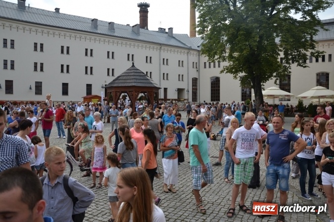 Zdjęcie w galerii na portalu naszraciborz.pl: Światowe Dni Młodzieży na Zamku Piastowskim w Raciborzu - koncertowały Armia Dzieci i Przecinek  wiadomości z regionu