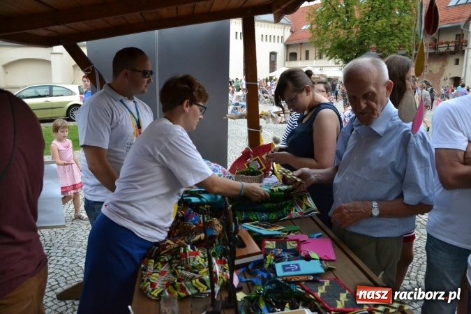 Zdjęcie w galerii na portalu naszraciborz.pl: Światowe Dni Młodzieży na Zamku Piastowskim w Raciborzu - koncertowały Armia Dzieci i Przecinek  wiadomości z regionu