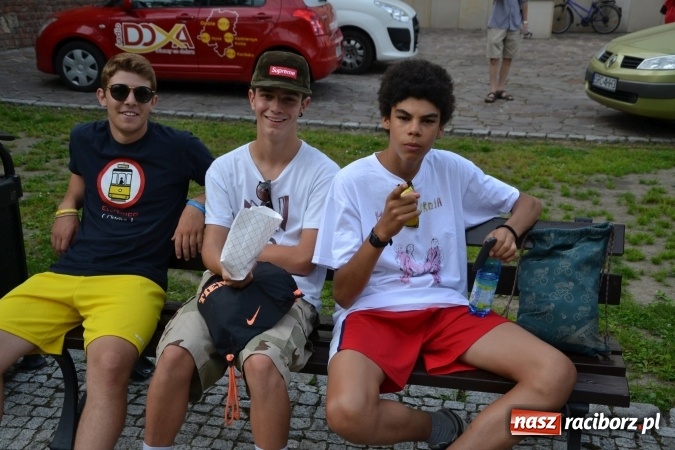 Zdjęcie w galerii na portalu naszraciborz.pl: Światowe Dni Młodzieży na Zamku Piastowskim w Raciborzu - koncertowały Armia Dzieci i Przecinek  wiadomości z regionu