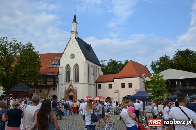 Zdjęcie w galerii na portalu naszraciborz.pl: Światowe Dni Młodzieży na Zamku Piastowskim w Raciborzu - koncertowały Armia Dzieci i Przecinek  wiadomości z regionu