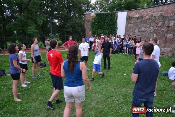 Zdjęcie w galerii na portalu naszraciborz.pl: Światowe Dni Młodzieży na Zamku Piastowskim w Raciborzu - koncertowały Armia Dzieci i Przecinek  wiadomości z regionu