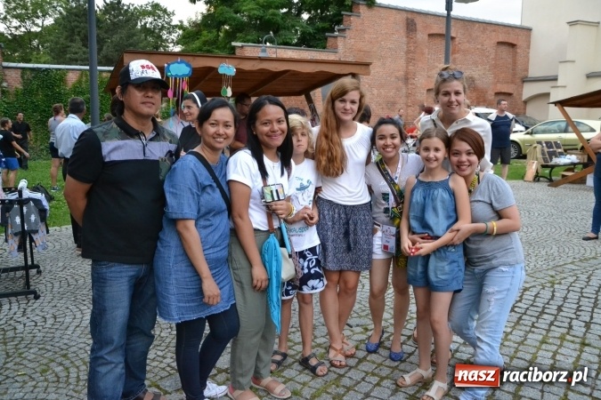 Zdjęcie w galerii na portalu naszraciborz.pl: Światowe Dni Młodzieży na Zamku Piastowskim w Raciborzu - koncertowały Armia Dzieci i Przecinek  wiadomości z regionu