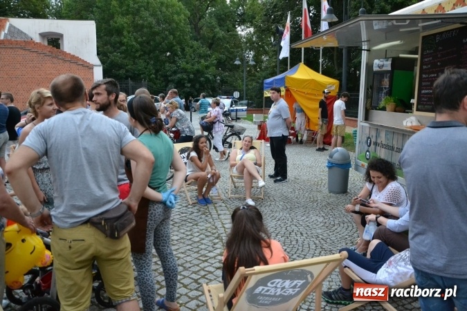 Zdjęcie w galerii na portalu naszraciborz.pl: Światowe Dni Młodzieży na Zamku Piastowskim w Raciborzu - koncertowały Armia Dzieci i Przecinek  wiadomości z regionu