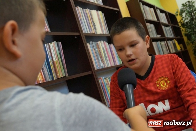 Zdjęcie w galerii na portalu naszraciborz.pl: Młodzież z Nędzy przepytała mieszkańców o wakacje wiadomości z regionu